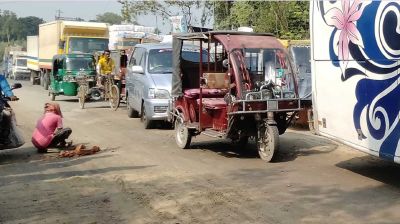 বিরামপুরে প্রশস্ত মহাসড়কে সরু রেলগেট, যানবাহন চলাচলে ভোগান্তি