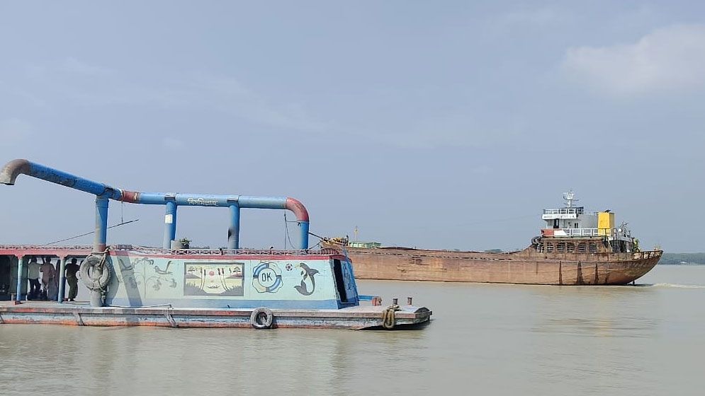 জেলা প্রশাসনের সিদ্ধান্ত উপেক্ষা, নদীসহ চর থেকে বালু উত্তোলন