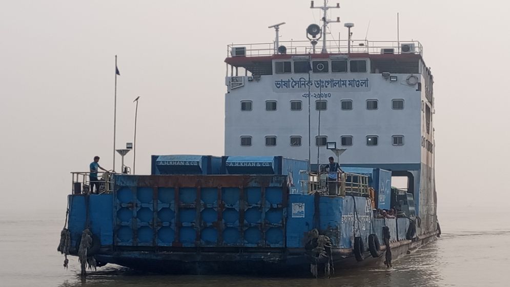 দৌলতদিয়া-পাটুরিয়া নৌরুটে আড়াইঘন্টা বন্ধ থাকার পর ফেরি চলাচল শুরু