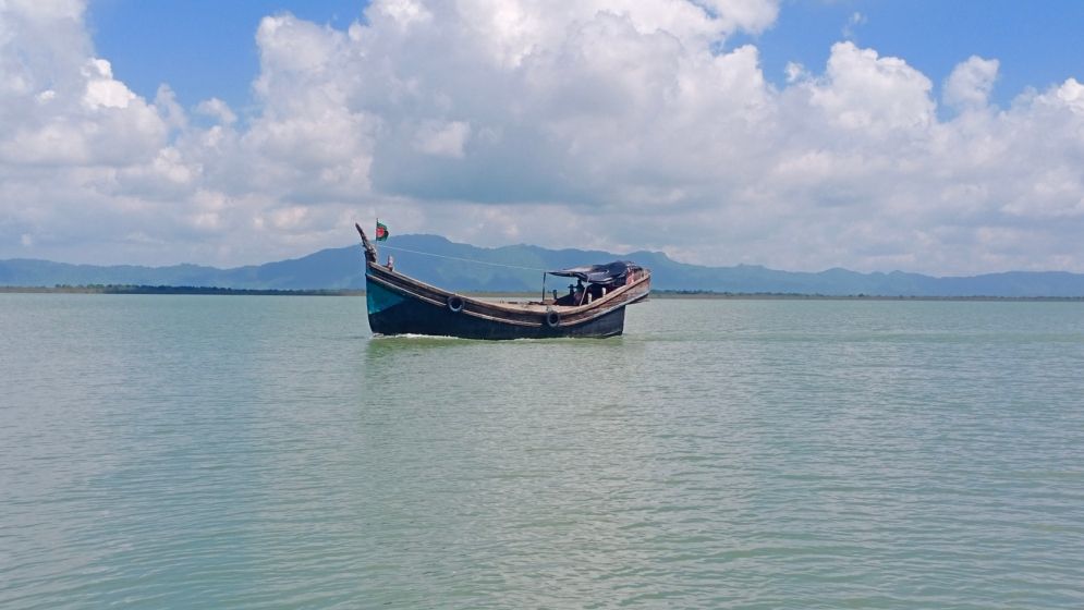 নৌকাসহ ২০ জেলেকে ধরে নিয়ে গেছে আরাকান আর্মি