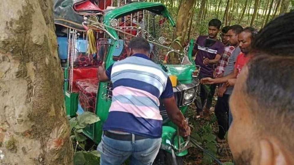 সিএনজি থেকে ছিটকে পড়া শিশুকে বাঁচালেও ২ কলেজছাত্র নিহত