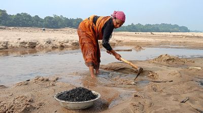 সোমেশ্বরীর বালুচরে কয়লা খুঁজেই জীবন চলে যাদের