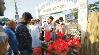 চিতলমারীতে শিক্ষার্থীদের ‘বিনা লাভের’ দোকানে ক্রেতার স্বস্তি