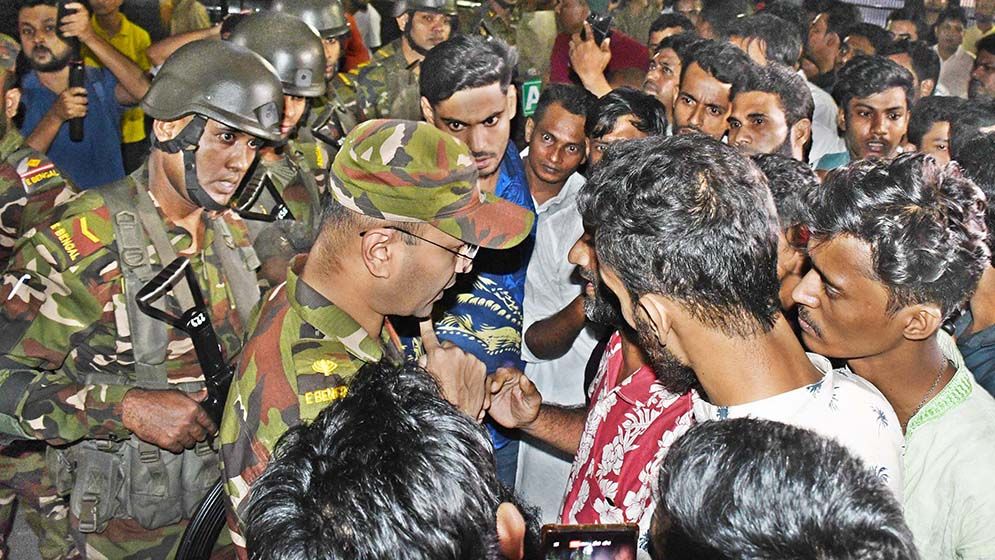 শিল্পকলার সামনে বিক্ষোভ, ডিম ছোড়া নিয়ে উত্তেজনা