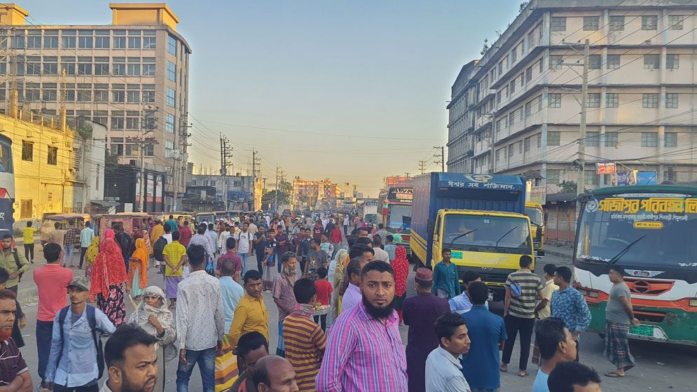 ঢাকা-ময়মনসিংহ মহাসড়কে নির্ঘুম শ্রমিকরা, কয়েক কিমি যানজট