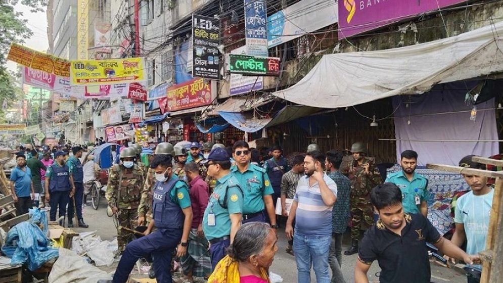 গুলিস্তান ও ফার্মগেটে হকার উচ্ছেদে যৌথ অভিযান