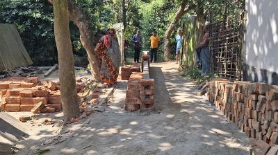 সড়কের ইট তুলে দেয়াল নির্মাণ