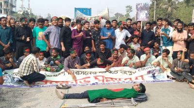 উত্তরাঞ্চলে ৫ উপদেষ্টার দাবিতে ঢাকা-রংপুর মহাসড়ক অবরোধ