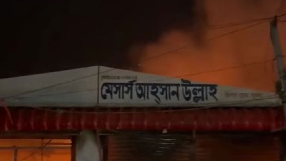 খুলনায় পাটের বস্তার গোডাউনে আগুন