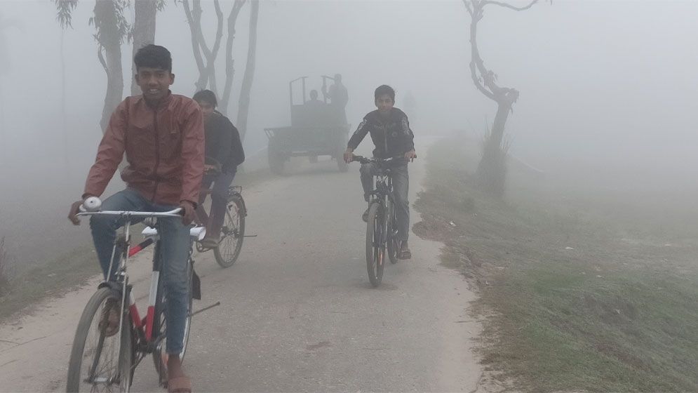 কুয়াশার চাদর ভেদ করে কাজের সন্ধানে দিনমজুররা