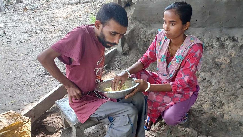 ১৬ বছর শিকলে বাঁধা রতনের জীবন, চিকিৎসার আকুতি পরিবারের