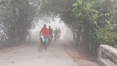 কুয়াশার চাদর ভেদ করে কাজের সন্ধানে দিনমজুররা