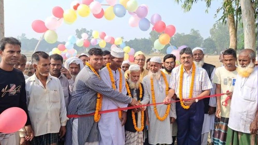 শ্রমিকরাই নতুন রাস্তার উদ্বোধনী অনুষ্ঠানের অতিথি