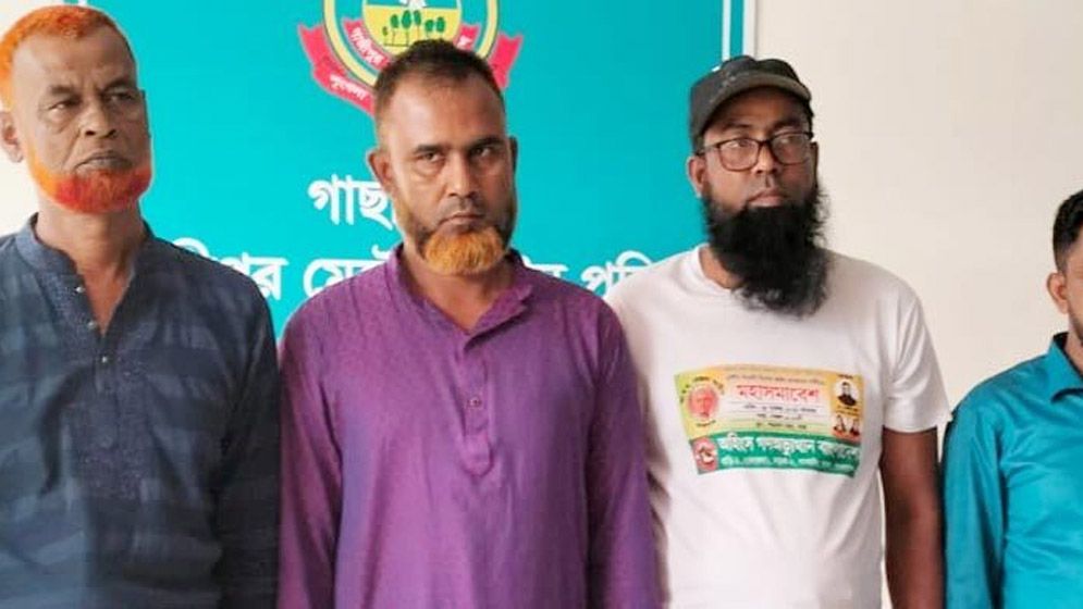 প্রধান উপদেষ্টার তহবিল ঋণ দেওয়ার নামে প্রতারণা, গ্রেফতার ৪