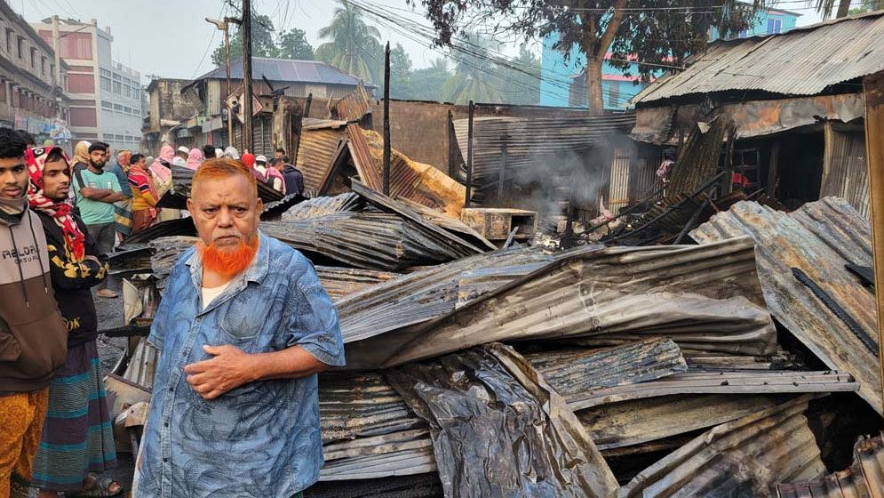 রাজৈরে অগ্নিকাণ্ডে ১২ দোকান ভস্মীভূত, কোটি টাকার ক্ষতি