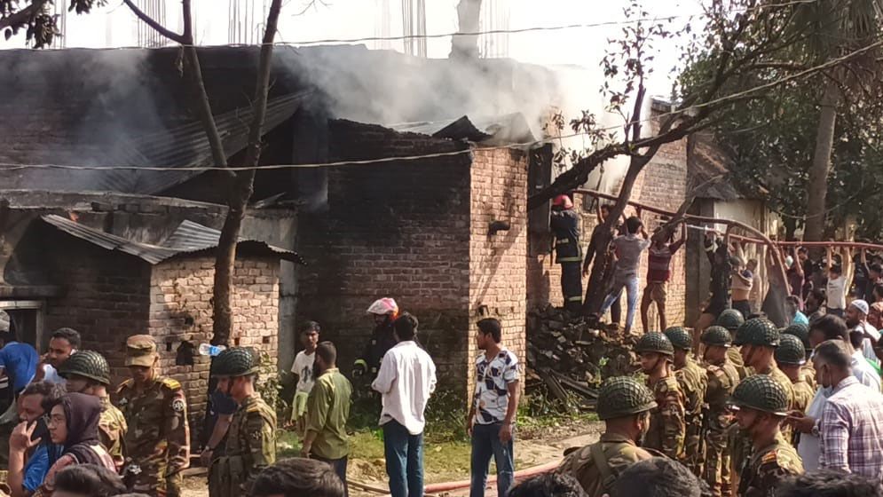 গাজীপুরে শ্রমিক-এলাকাবাসীর সংঘর্ষে আহত ৫, কারখানায় অগ্নিসংযোগ