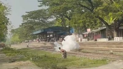 রেল স্টেশনে ককটেল বিস্ফোরণে আহত ৩