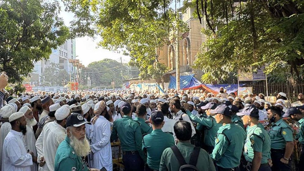 সাদপন্থিদের অবস্থানে তীব্র যানজট, প্রধান উপদেষ্টার আশ্বাসে ছাড়লেন সড়ক