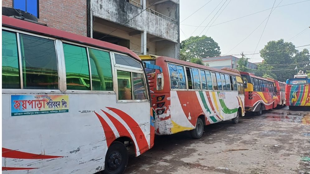 নবাবগঞ্জে ট্রাফিক ব্যবস্থা নেই, যানজটে দুর্ভোগ