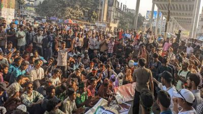 তিতুমীর কলেজকে বিশ্ববিদ্যালয় করার দাবি, সড়ক ও রেলপথ অবরোধ ট্রেনে হামলা-ভাঙচুর