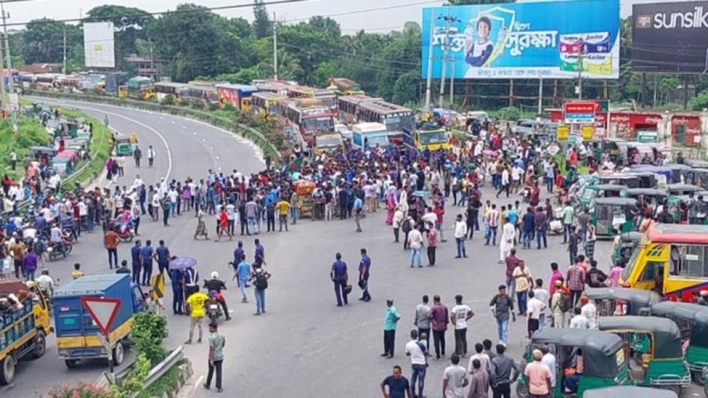 অবরোধে জনজীবনে দুর্ভোগ