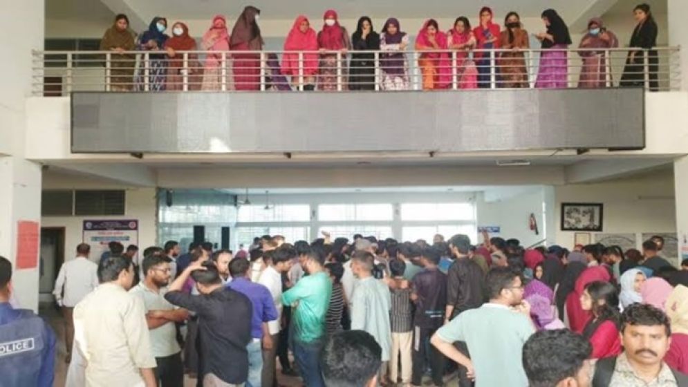 শহীদ মনসুর আলী মেডিকেল কলেজ হাসপাতাল দুর্বৃত্তদের হামলা