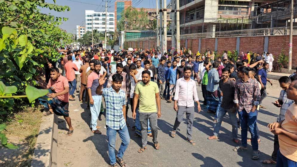 গাজীপুরে দুই কারখানায় শ্রমিক বিক্ষোভ, সড়ক অবরোধ