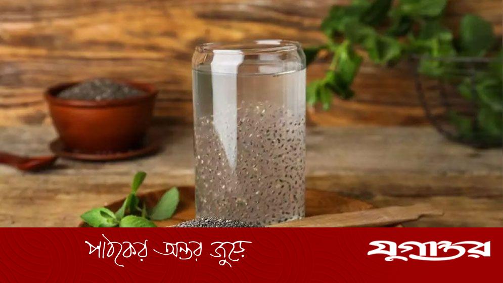 Mini bikinili yalangoch qizlar