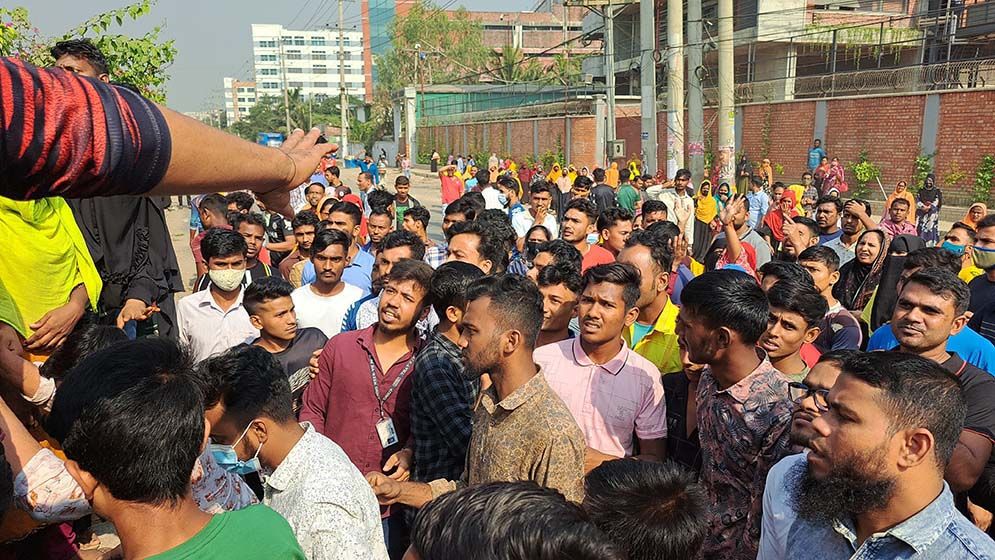 গাজীপুরে ষষ্ঠ দিনের মতো বেক্সিমকোর শ্রমিকদের সড়ক অবরোধ