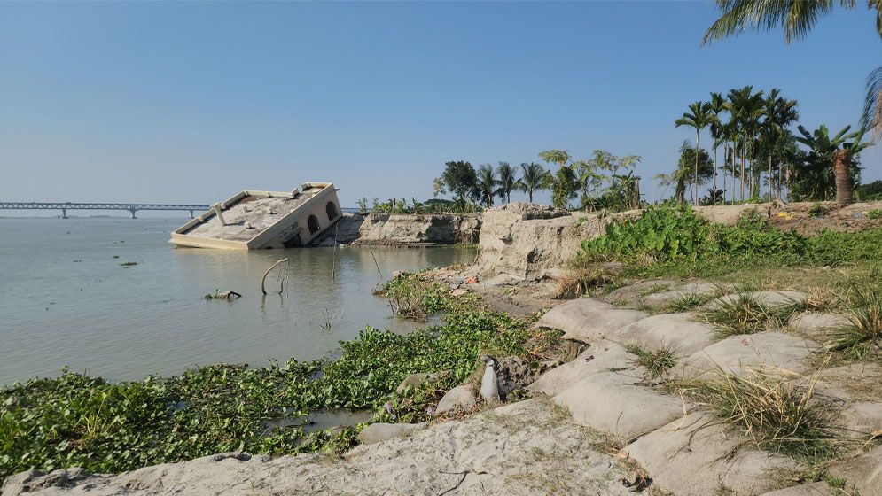 ১১০ কোটি টাকা ব্যয়ে নির্মিত নদী রক্ষা বাঁধে ধস