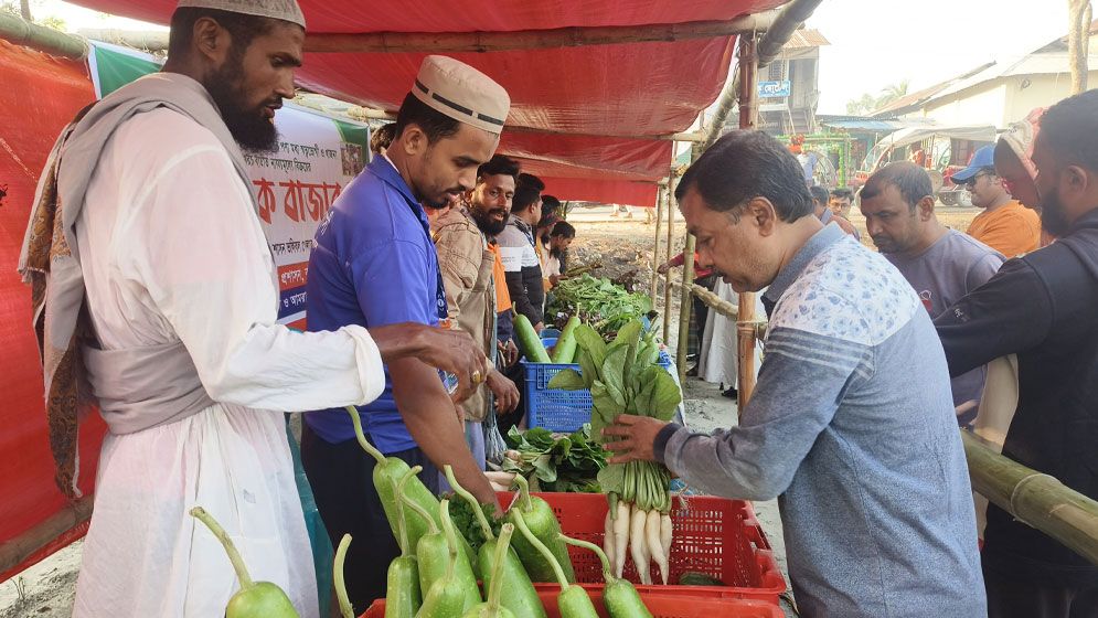 কলাপাড়ায় স্বল্প মূল্যের কৃষক বাজার, খুশি ক্রেতারা