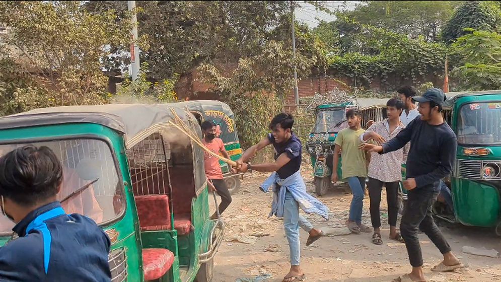 রাজধানীতে সড়ক আটকে গাড়ি ভাঙচুর অটোচালকদের