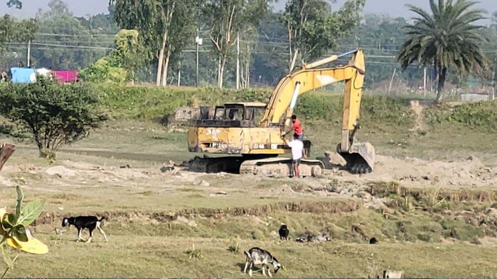 টাঙ্গাইলে রাতের আঁধারে এসডিএসের মাটি সাবাড়