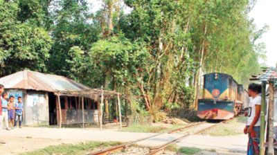 রেলক্রসিংয়ে অটোরিকশায় ট্রেনের ধাক্কা, ৫ যাত্রী নিহত