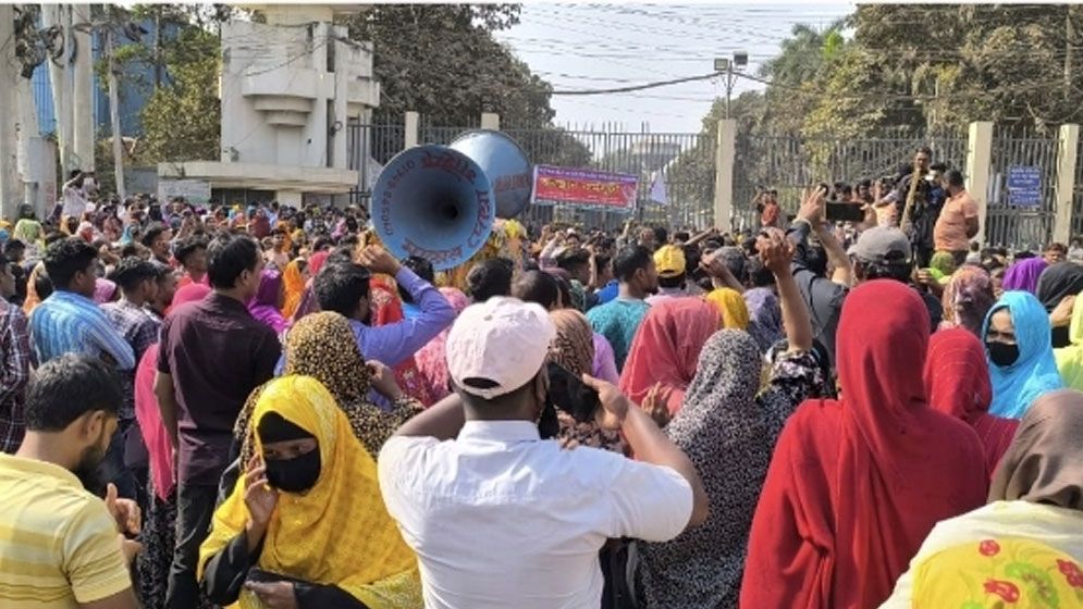 দ্বিতীয় দিনের মতো শ্রমিকদের নবীনগর-চন্দ্রা মহাসড়ক অবরোধ