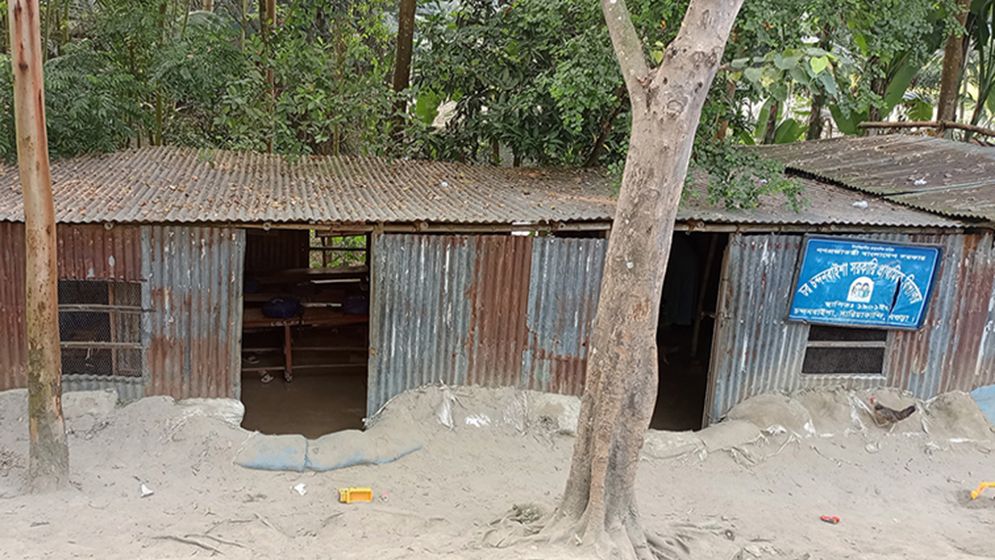 ১২৪ বছরের প্রাথমিক বিদ্যালয়ে একচালা ভাঙা ঘরে পাঠদান