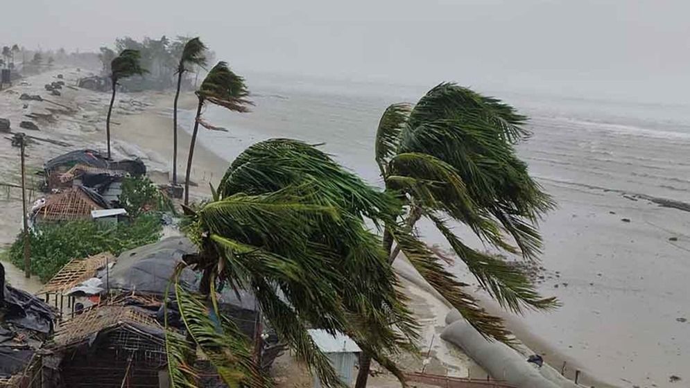 ৪ সমুদ্রবন্দরে সতর্ক সংকেত, তিন বিভাগে বৃষ্টির আভাস