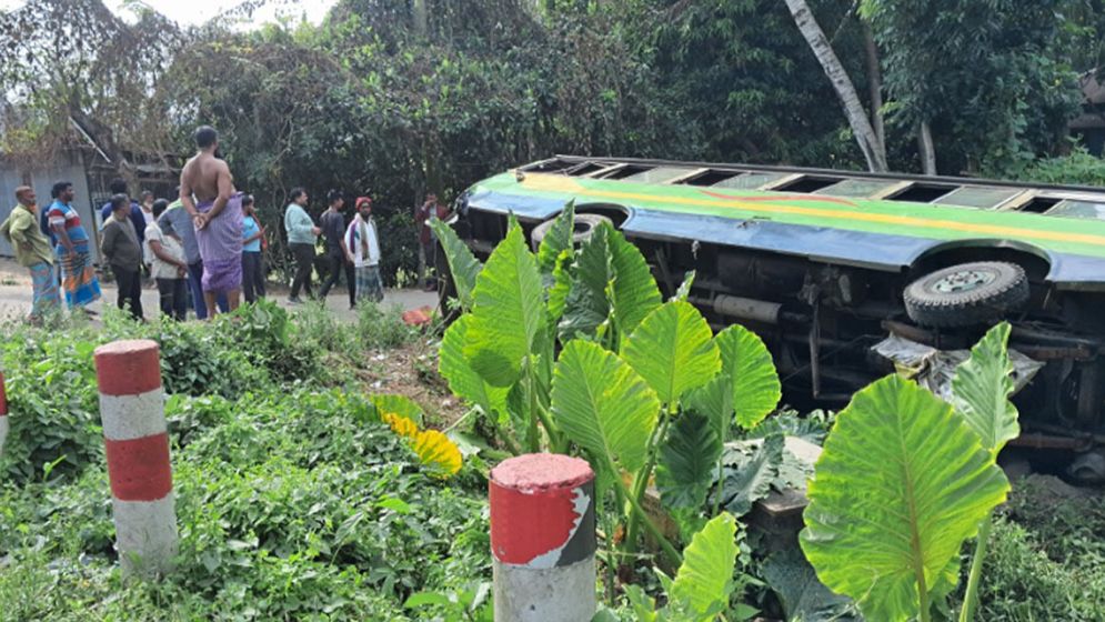 দুই বাসের সংঘর্ষে বাসমালিক ও ভ্যানচালক নিহত