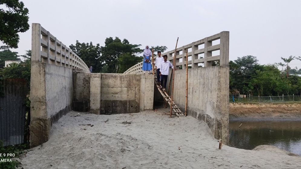 দুই কোটির ব্রিজে উঠতে হয় বাঁশ-কাঠের মই দিয়ে