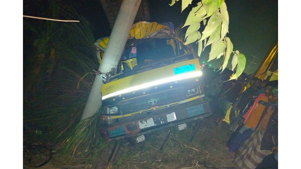 ইঞ্জিন কেটে জীবিত বের করা হলো চালককে