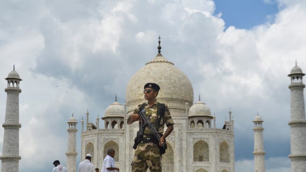 তাজমহলে বোমা হামলার হুমকি, নিরাপত্তা জোরদার