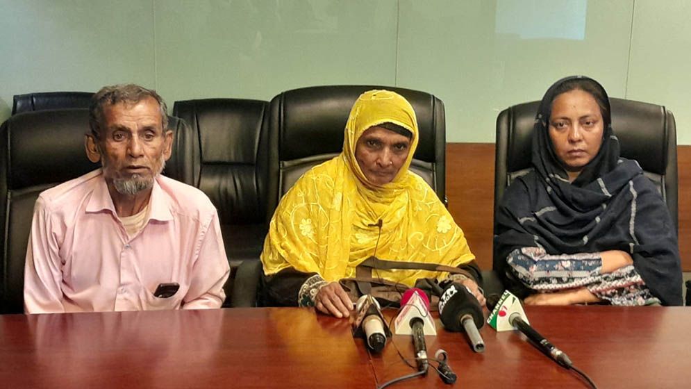 ভয়ে বাড়ি ফিরতে পারছে না সন্তানরা- বলেই কেঁদে উঠলেন বৃদ্ধা