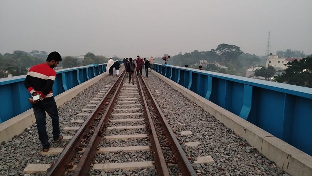 ট্রেনে কাটা পড়লেন সেলফি তোলায় ব্যস্ত নারী, বিচ্ছিন্ন কোলে থাকা শিশুর হাত