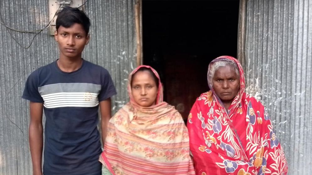 প্রতারকের খপ্পরে পড়ে কাঁদছেন প্রবাসীর স্ত্রী-সন্তান