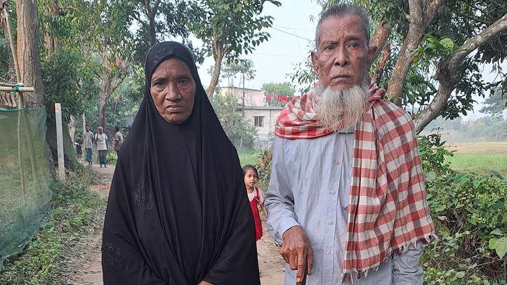 ছেলের হাতে মার খেয়ে বাড়ি ছাড়া বৃদ্ধ বাবা-মা