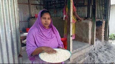 মুড়ি ভেজে সাড়া ফেলেছেন এ্যানী