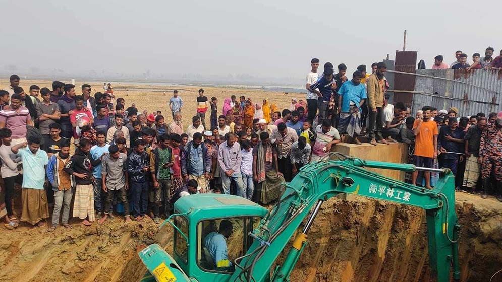 গভীর নলকূপের গর্তে পড়ে প্রাণ গেল যুবকের