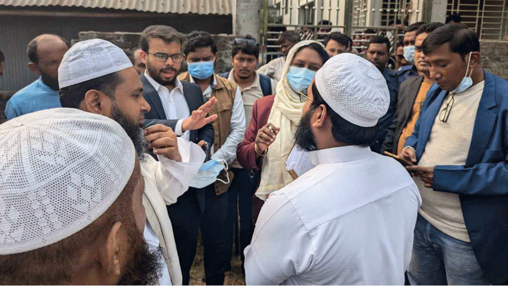 সিদ্ধিরগঞ্জে লাশ তুলতে বাধা পেয়ে ফিরে গেলেন নির্বাহী ম্যাজিস্ট্রেট