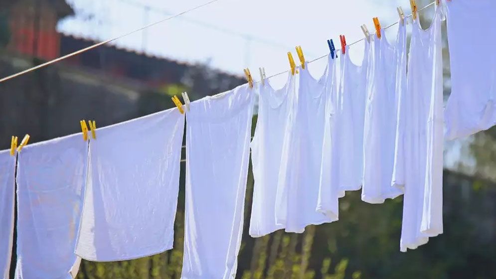 সাদা জামা কাপড়ে লাগা পুরোনো দাগ তুলতে কার্যকরী ৩ উপায়