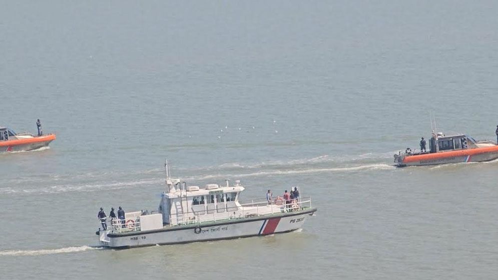 ৭৯ নাবিকসহ বাংলাদেশি দুই জাহাজ নিয়ে যায় ভারতীয় কোস্টগার্ড